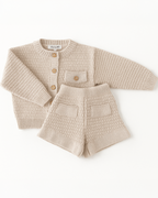 Conjunto infantil bege em tricô waffle com casaquinho e short com bolsos