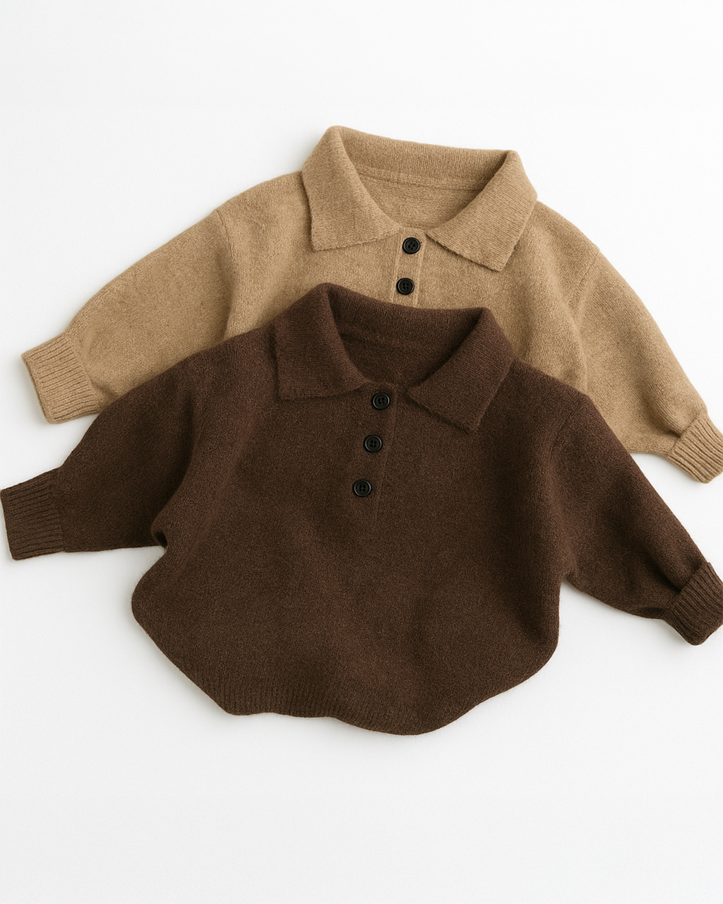 Dois suéteres infantis com gola polo e botões, nas cores caramelo e marrom escuro.