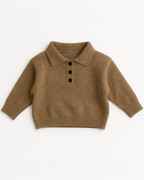 Suéter infantil em bege claro com gola polo e botões, estilo aconchegante.