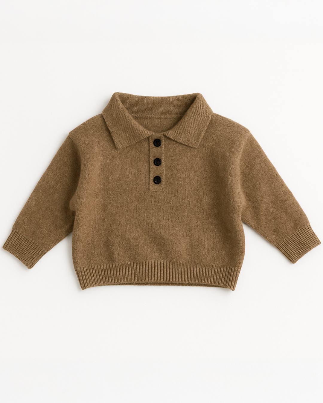 Suéter infantil em bege claro com gola polo e botões, estilo aconchegante.