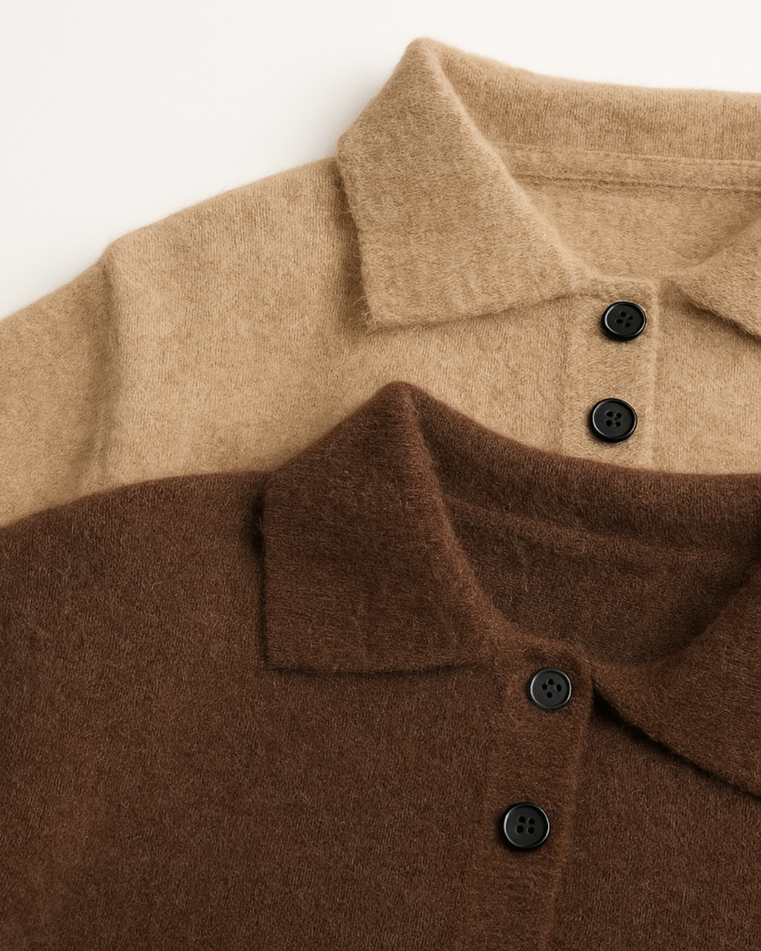 Suéter infantil em tom caramelo com gola polo e botões pretos.