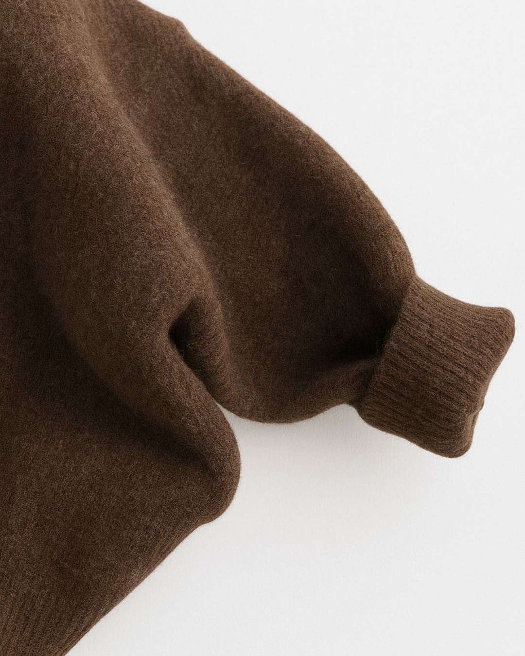 Suéter infantil em tom marrom escuro com gola polo e botões frontais.