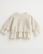 Blusa infantil bege com mangas bufantes, babado na barra e bordado floral delicado