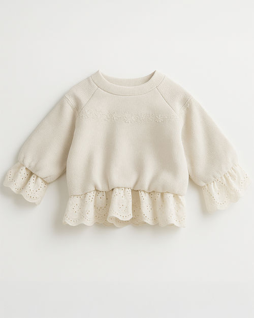 Blusa infantil bege com mangas bufantes, babado na barra e bordado floral delicado