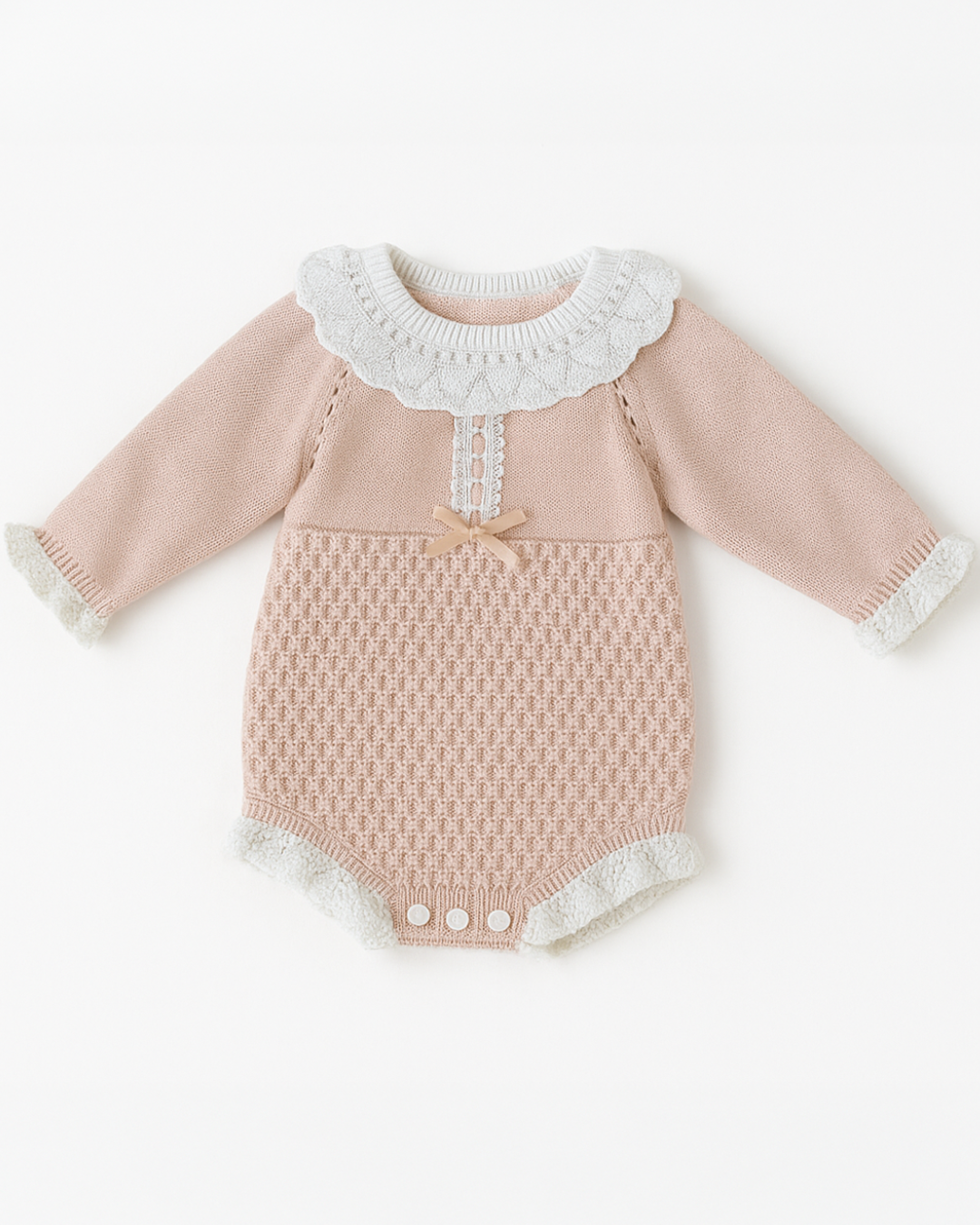Body rosa em tricô para bebê, com gola rendada branca e laço rosa no centro, trazendo charme e conforto para os pequenos.