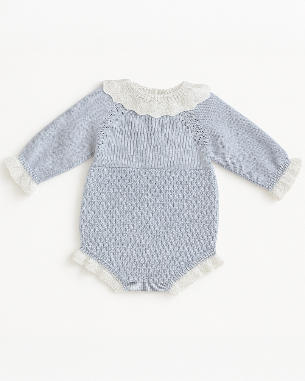 Body de bebê azul em tricô com gola bordada branca e punhos delicados, oferecendo conforto e elegância para os pequenos.