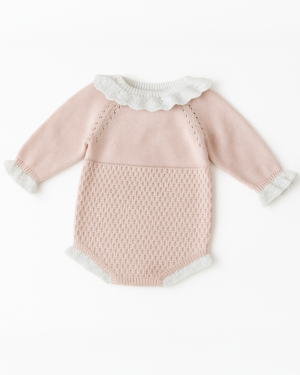 Body infantil em tricô rosa claro com gola branca de babado e textura trabalhada na parte inferior, ideal para ocasiões especiais.