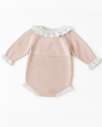 Body infantil em tricô rosa claro com gola branca de babado e textura trabalhada na parte inferior, ideal para ocasiões especiais.