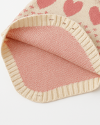 Body infantil em tricot bege com estampa de corações rosa e acabamento canelado