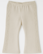 Calça flare infantil bege com textura canelada e bordado floral nas laterais