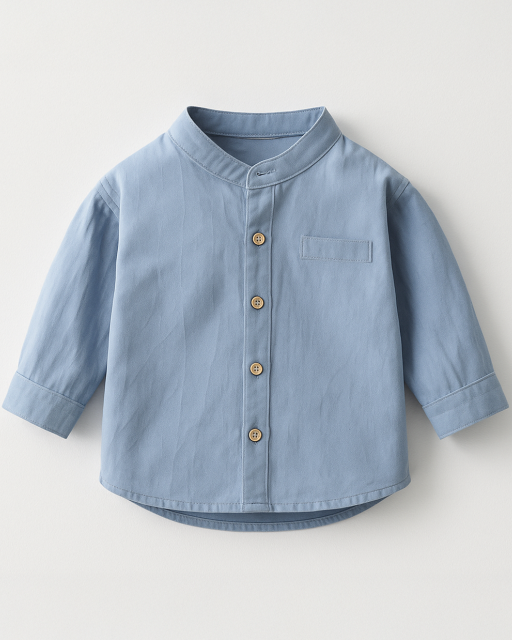 Camisa infantil azul com gola padre e botões frontais, perfeita para looks clássicos e charmosos.