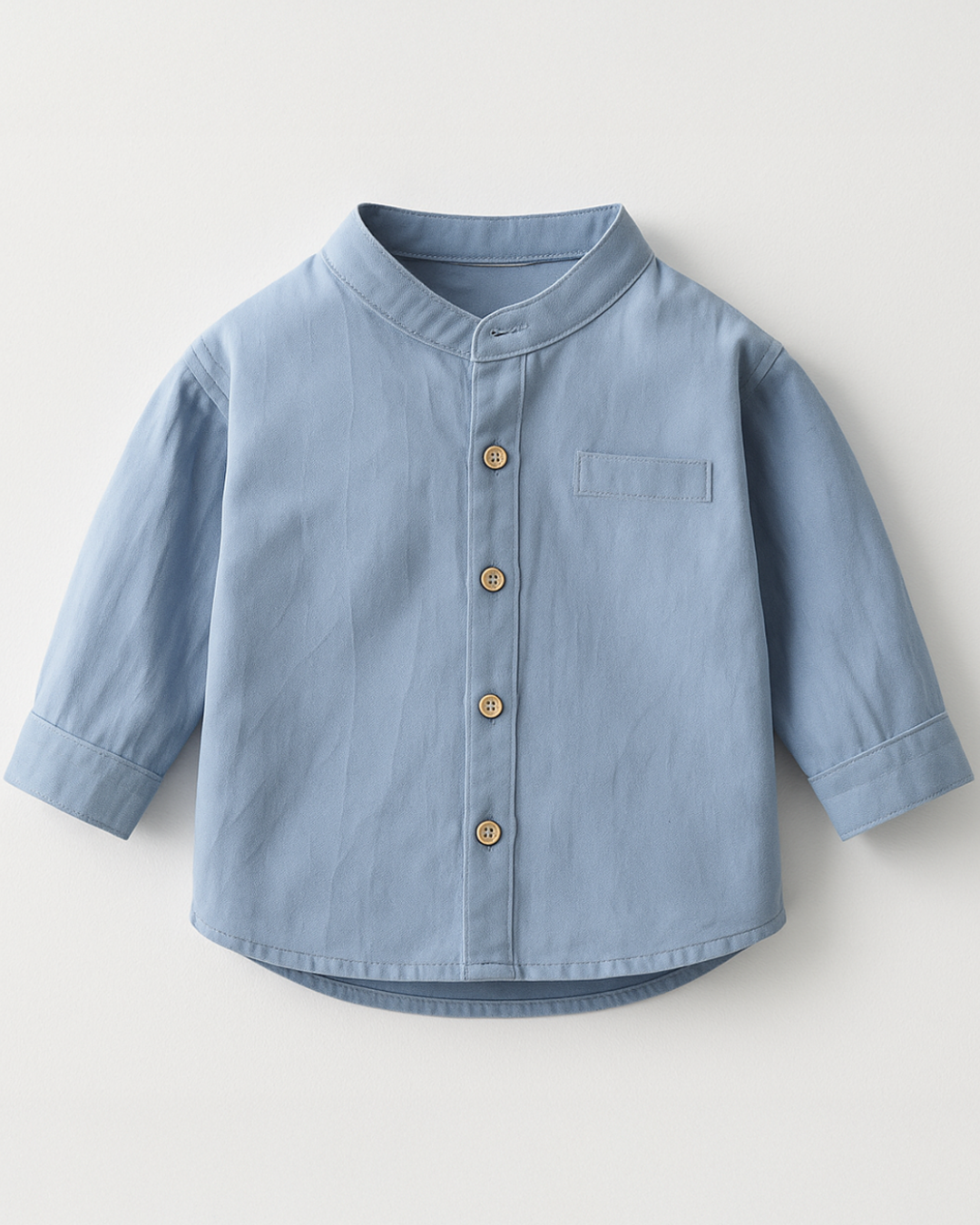 Camisa infantil azul com gola padre e botões frontais, perfeita para looks clássicos e charmosos.
