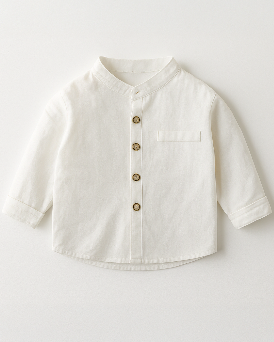 Camisa infantil bege com gola padre e fechamento por botões, ideal para ocasiões especiais com conforto.
