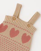 Detalhe da alça do body infantil em tricot com botões e estampa de corações