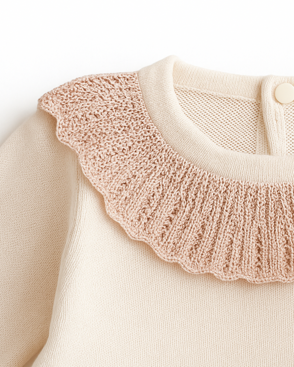 Detalhe da gola babado em tricot rosado, acabamento delicado e confortável para bebês