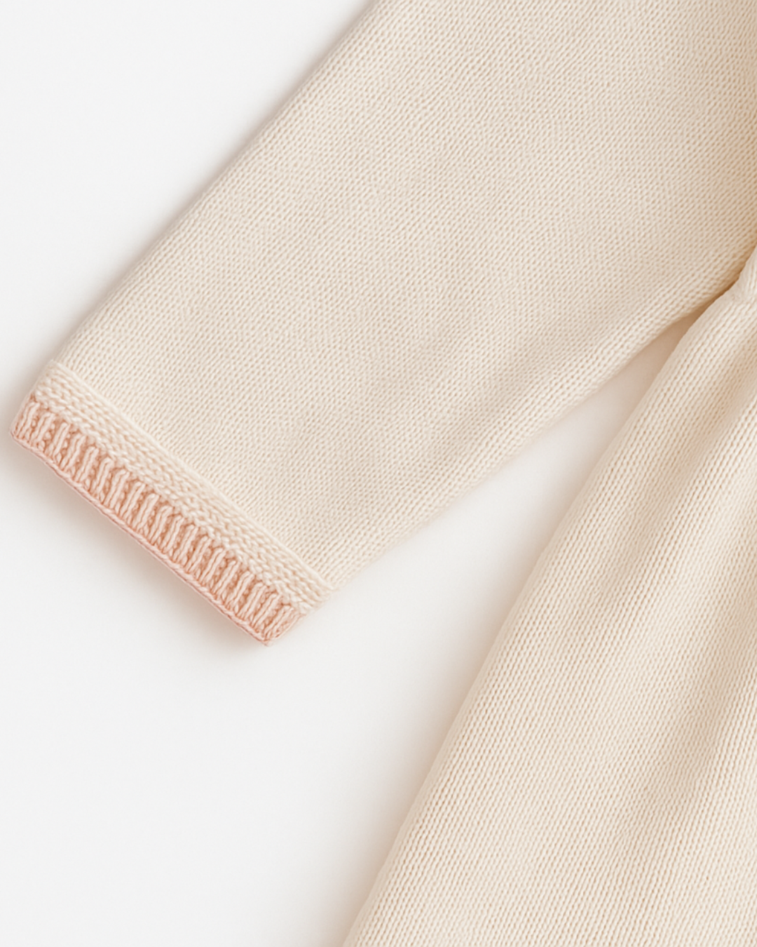 Detalhe do punho do vestido infantil em tricot com acabamento rosado