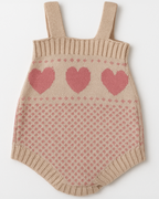 Vista frontal do body em tricot para bebê com alças e corações rosa