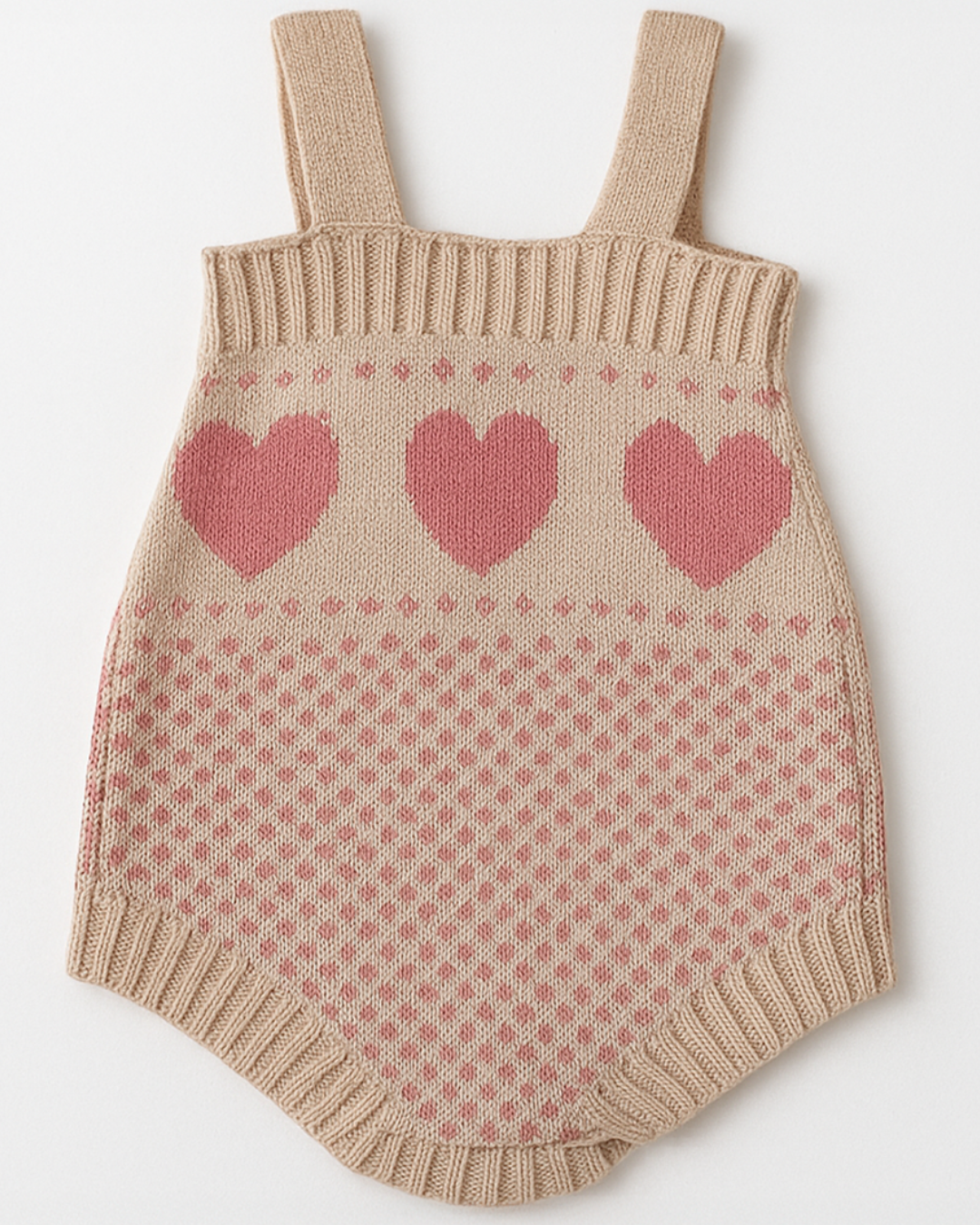 Vista frontal do body em tricot para bebê com alças e corações rosa