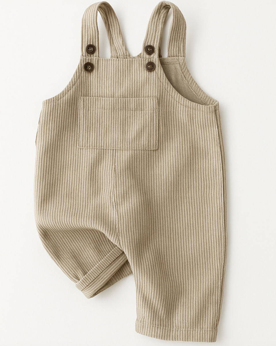 Macacão infantil em tricot cor bege, com alças, bolsinho frontal e modelagem confortável para o dia a dia