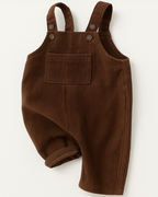 Macacão de bebê em tricot cor caramelo, com bolsinho no peito, alças ajustáveis e tecido macio