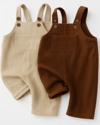 Macacão bebê em tricot nas cores caramelo e bege, com alças ajustáveis e bolsinho frontal, estilo casual e confortável