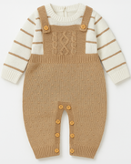 Macacão infantil de tricot bege com blusa listrada e peitoral trançado