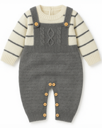 Macacão infantil de tricot cinza com blusa de listras creme e peitoral trançado