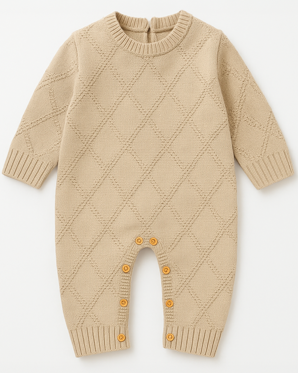 Macacão tricot bege para bebê com detalhe em losangos e botões de madeira