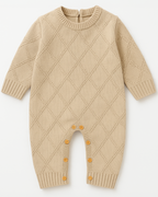 Macacão tricot bege para bebê com detalhe em losangos e botões de madeira