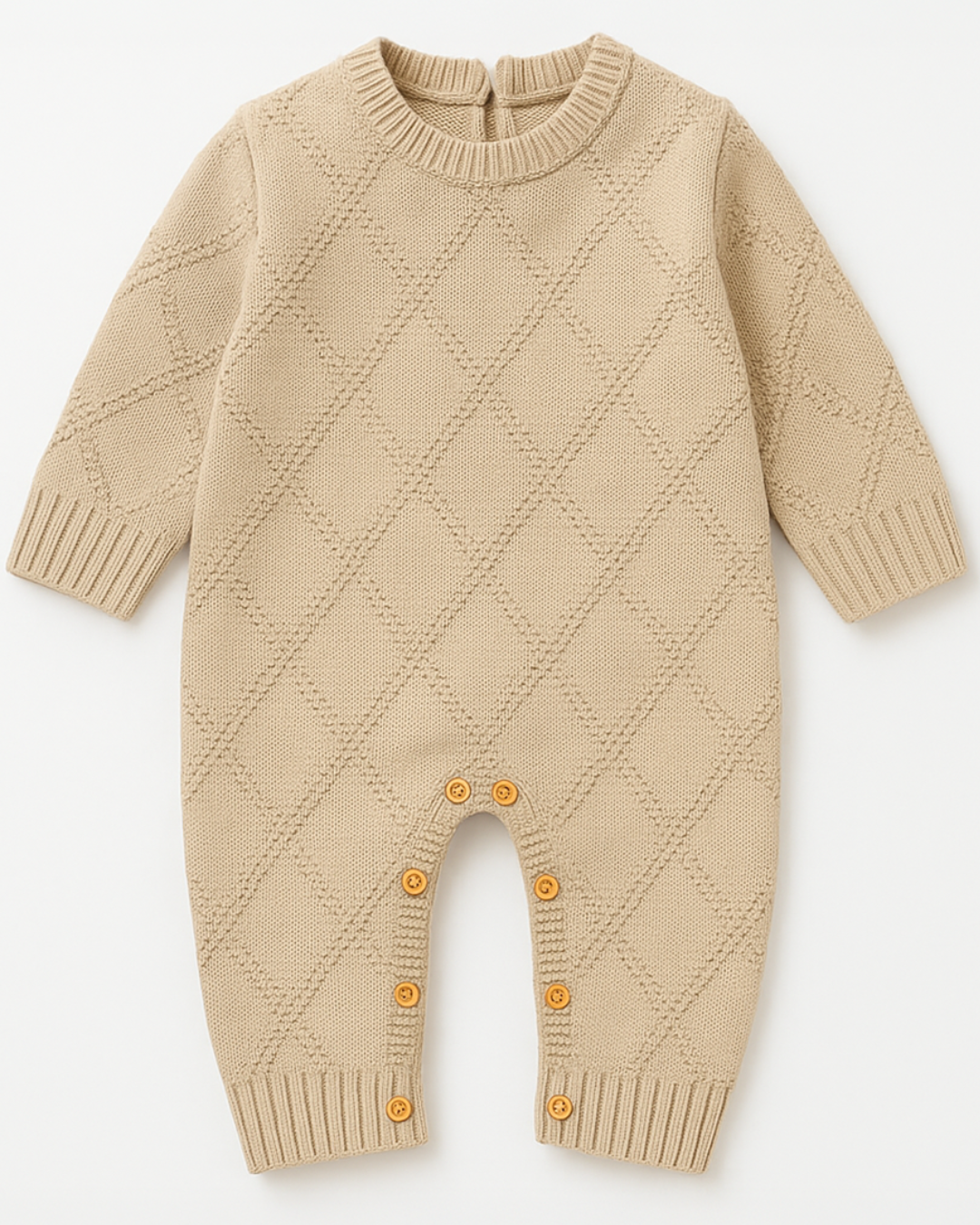 Macacão tricot bege para bebê com detalhe em losangos e botões de madeira