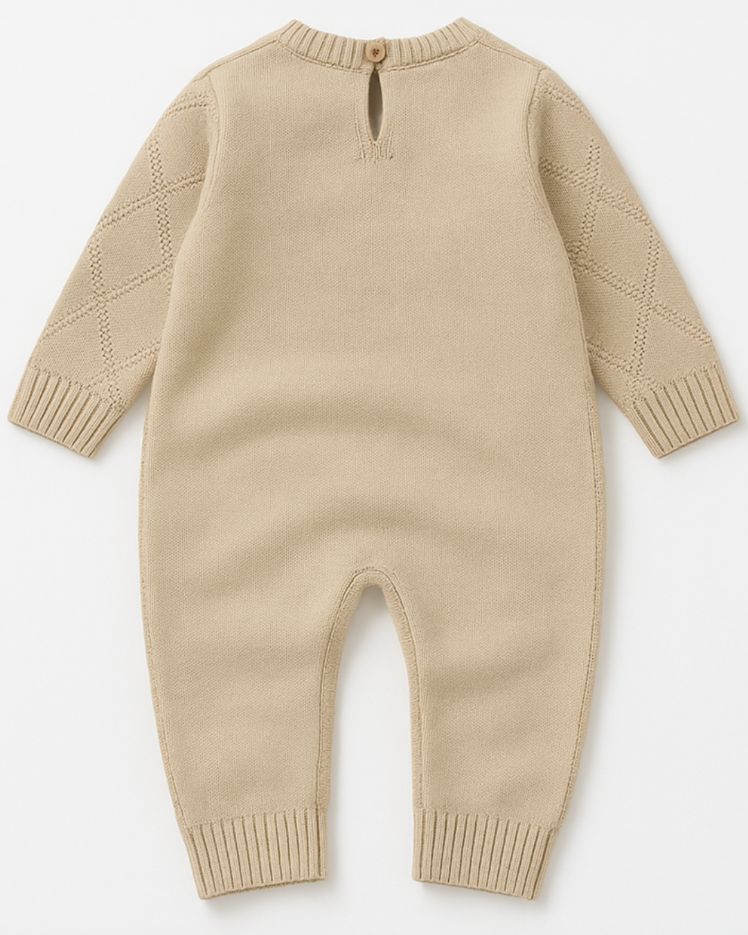 Vista traseira do macacão tricot bege com padrão de diamantes para bebê