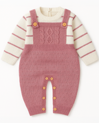 Macacão infantil de tricot rosa com peitoral trançado e blusa de listras creme