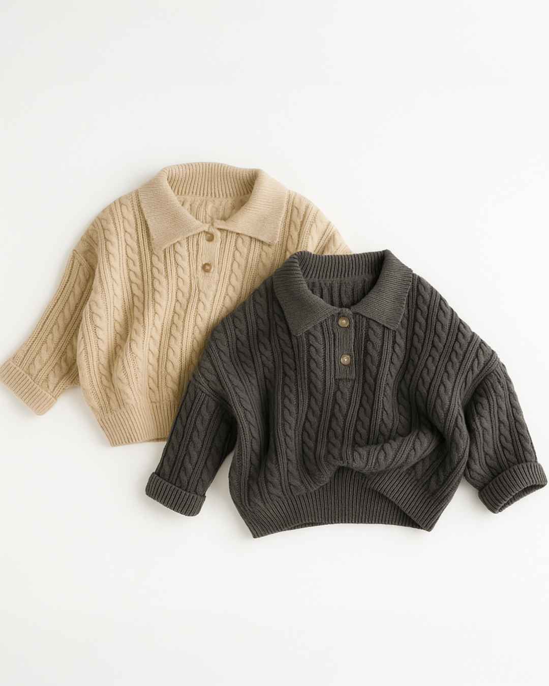 Dois suéteres infantis de tricô para meninos nas cores bege claro e grafite, com gola polo e botões – Élior Kids