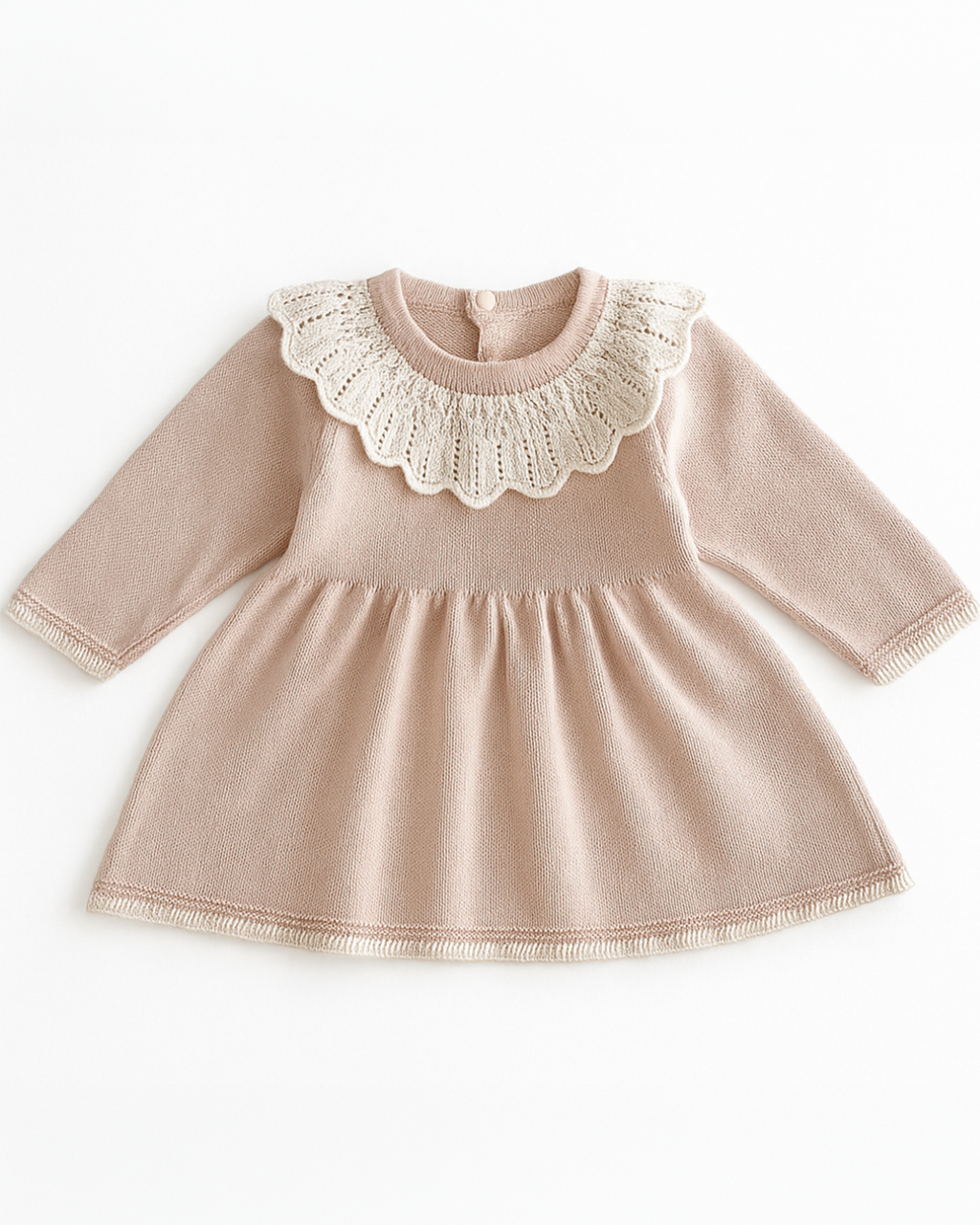 Vestido de bebê em tricot na cor areia com gola babado creme, toque macio e elegante