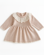 Vestido de bebê em tricot na cor areia com gola babado creme, toque macio e elegante