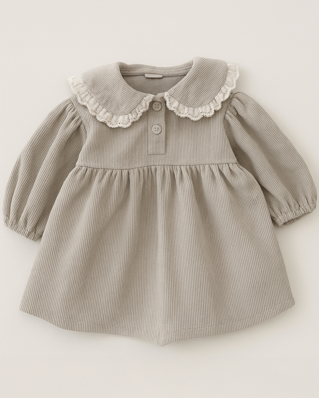Vestido infantil de bebê em tricot com gola babado bege, manga longa e acabamento delicado.
