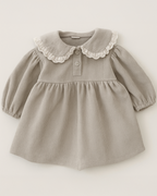 Vestido infantil de bebê em tricot com gola babado bege, manga longa e acabamento delicado.
