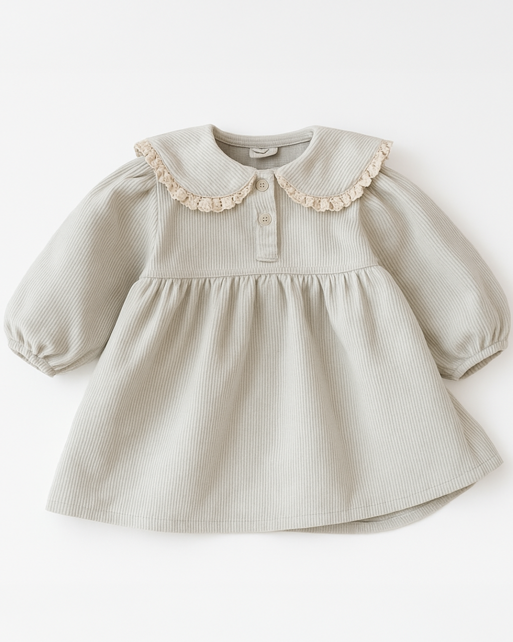 Vestido de bebê em tricot off-white com gola babado rendada e botões frontais.