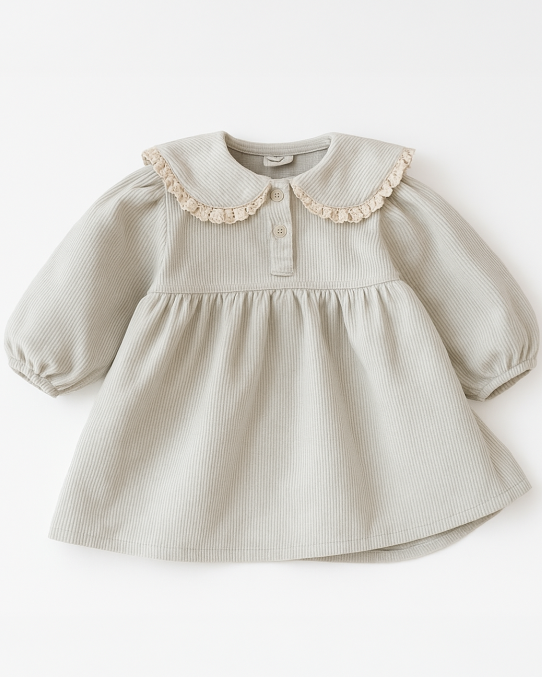 Vestido de bebê em tricot off-white com gola babado rendada e botões frontais.