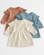Trio de vestidos de tricô para bebê menina nas cores bege, azul e rosa queimado